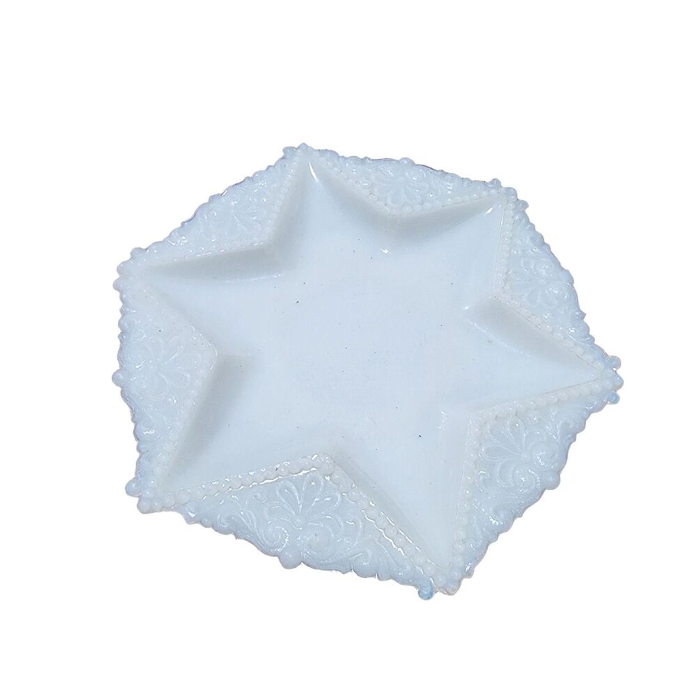 Vintage Milk Glass Star Dish Trinket Jewelry Candy Bowl Scalloped Edge - Picture 3 of 3